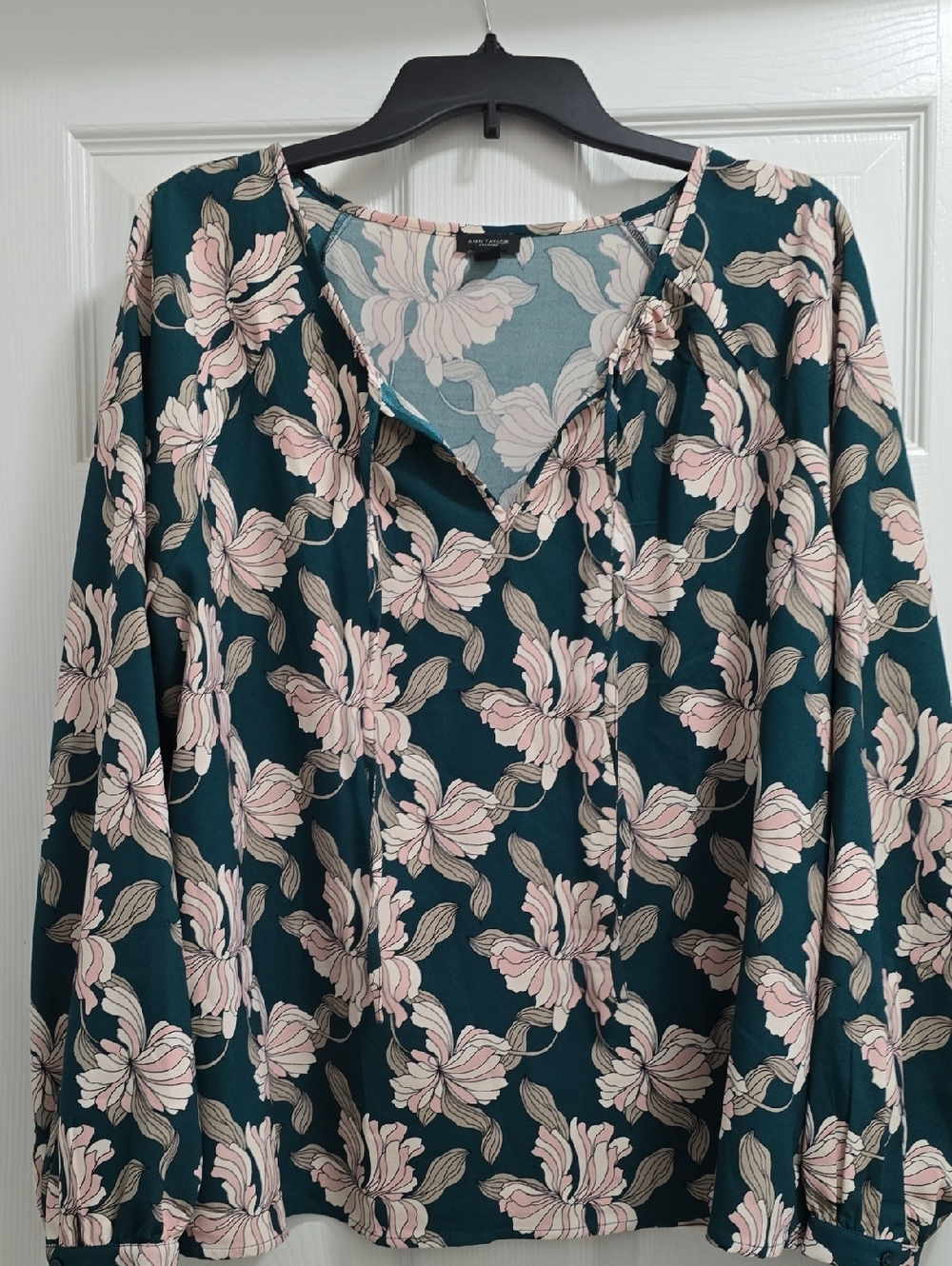 Ann Taylor Women's Floral V-Neck Blouse - Green with Pink Flowers Size XL